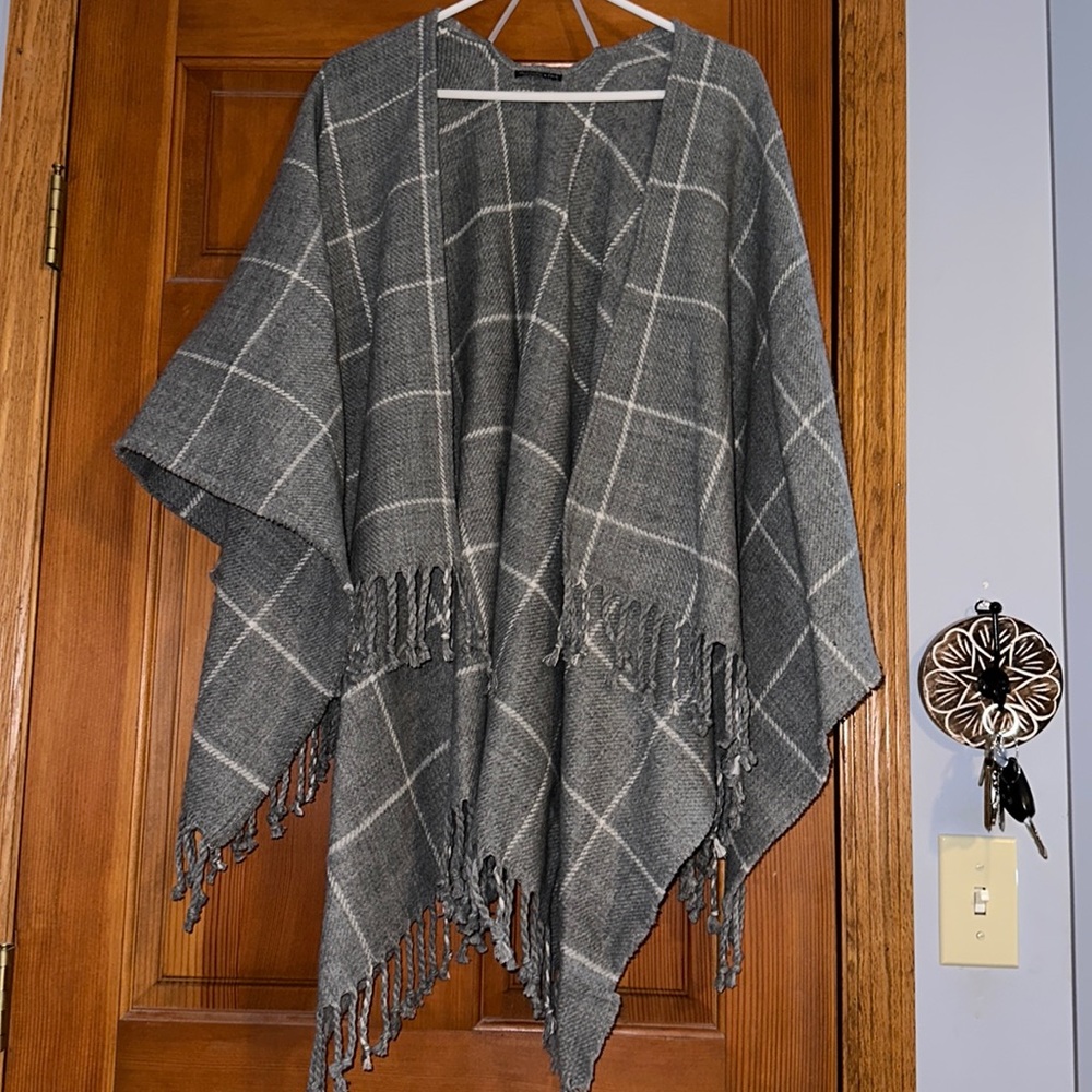 Abercrombie gray plaid poncho in like new condition